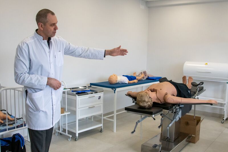 Файл:Мартинюк Тарас Валентинович лікар-хірург дитячий вищої категорії, кандидат медичних наук, доцент, завідувач кафедри.jpg